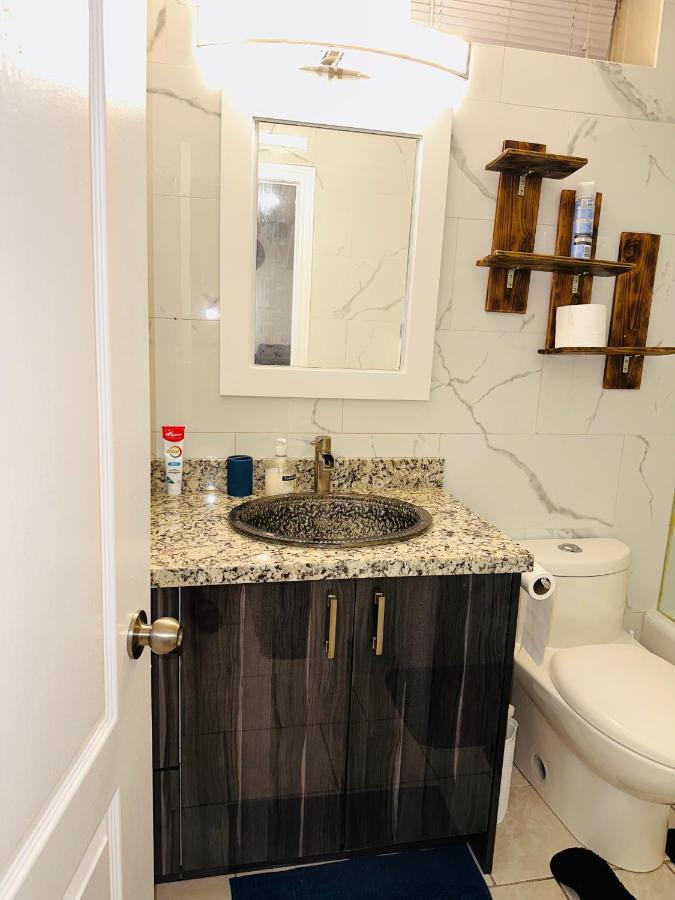 Deluxe Double Room Ii- Hazel Stays Mississauga Dış mekan fotoğraf